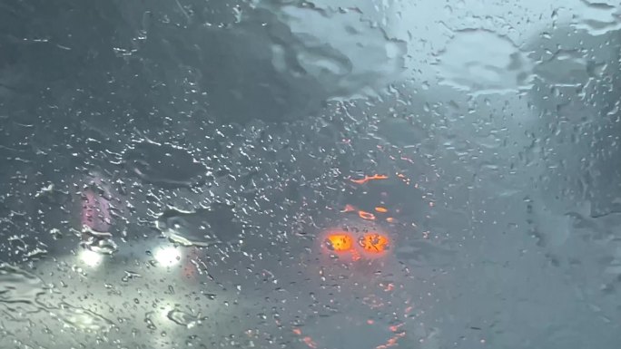 雨天大雨暴雨车辆道路车窗雨水行驶双跳灯