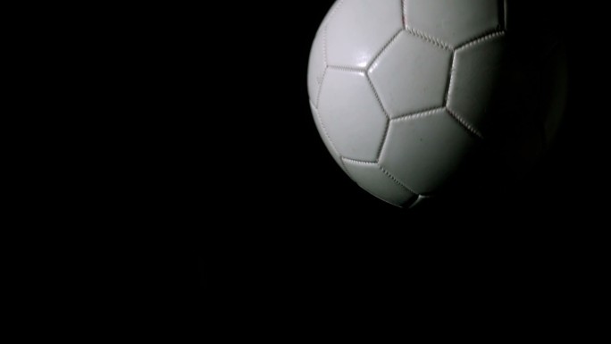 足球在黑色背景中缓慢移动