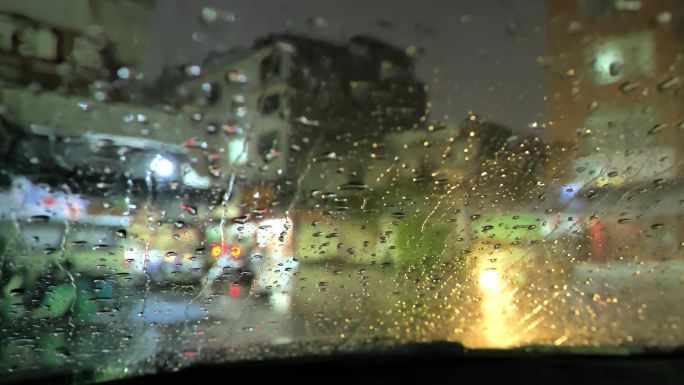 车窗上的雨滴，车内视角