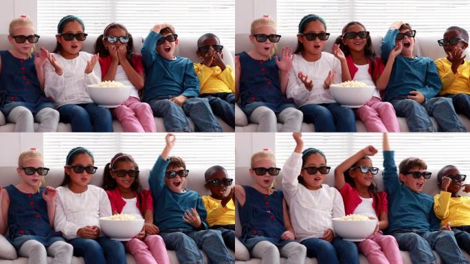 可爱的孩子们在客厅的沙发上看3d电影