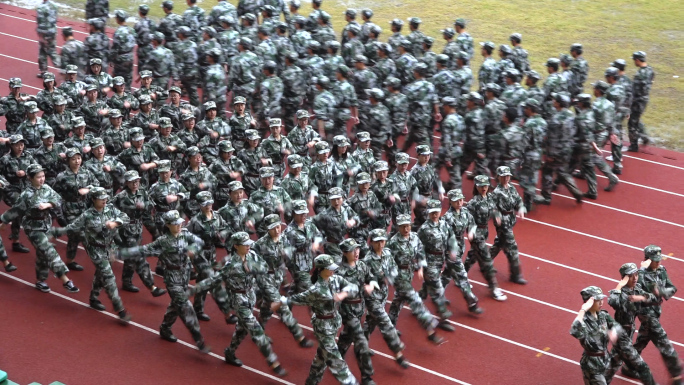 踢正步，大学生军训，队列队形训练，分列式