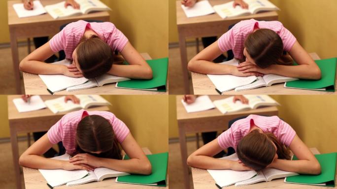 学生上课时在桌子上睡觉