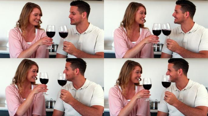幸福的夫妇在厨房喝红酒的慢镜头