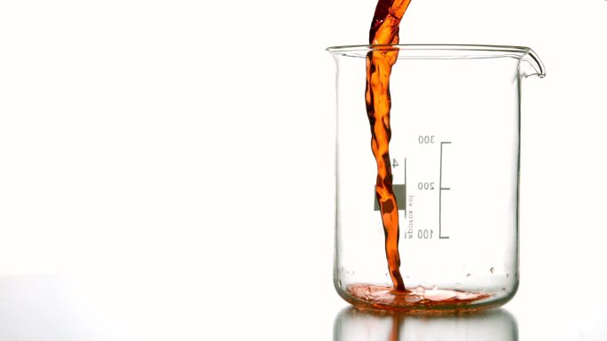 橙汁慢动作倒入烧杯
