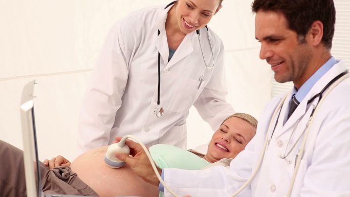 孕妇正在医院做超声波扫描