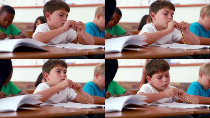 小男孩在小学课堂上写作