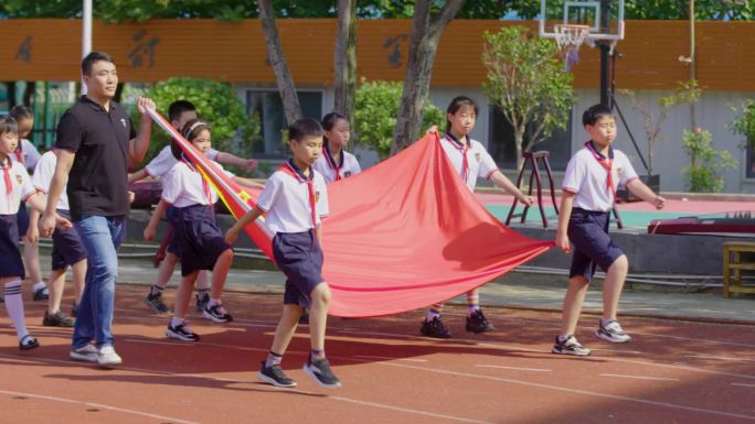 中学生小学生学校操场升旗降旗仪式五星红旗