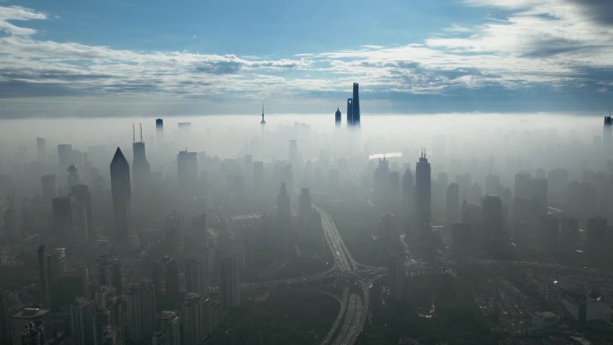 上海夏天平流雾耶稣光航拍-推进镜头