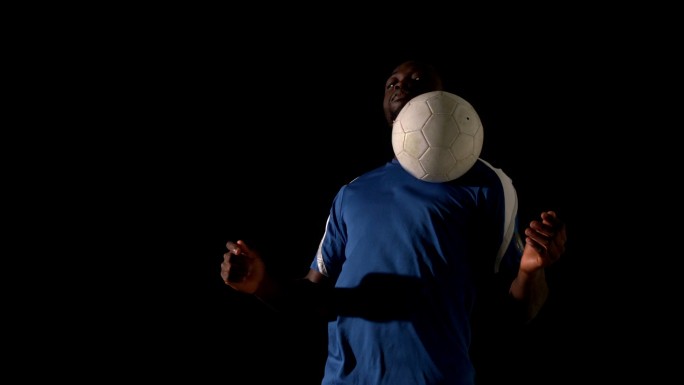 足球运动员用慢动作用胸触球