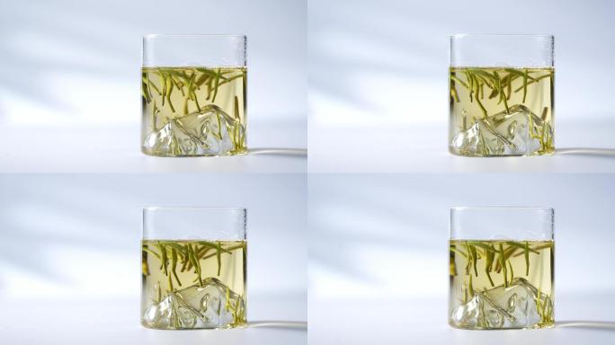 玻璃杯中的绿茶