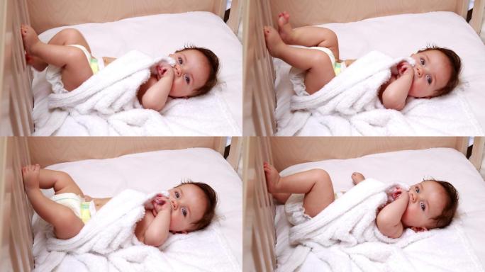 穿着尿布的婴儿躺在卧室的婴儿床上