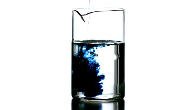 蓝色液体滴入烧杯的慢动作