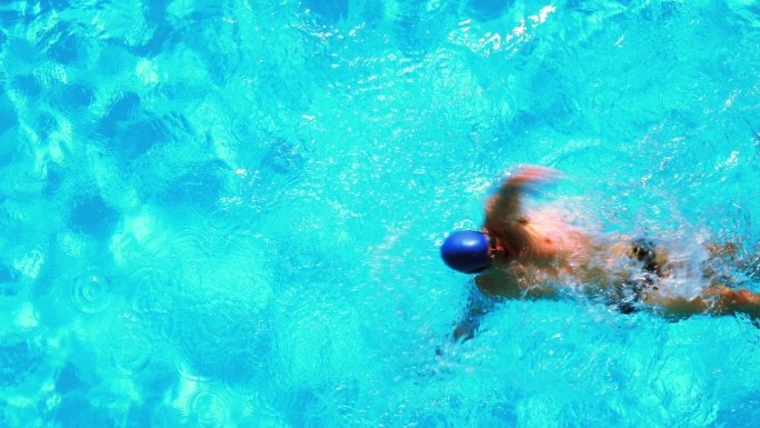 在一个阳光明媚的日子里，健康的游泳者在游泳池里
