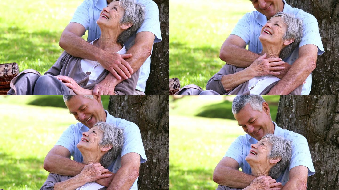 一对老年夫妇在一个阳光明媚的日子里一起在公园里放松