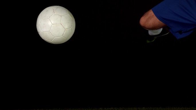 足球运动员用慢动作踢球