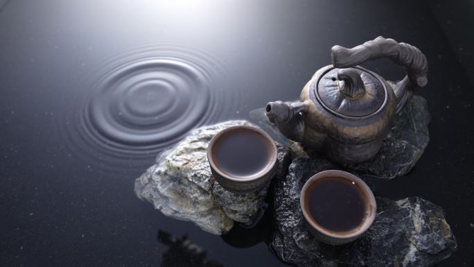 水面上的茶壶与茶杯