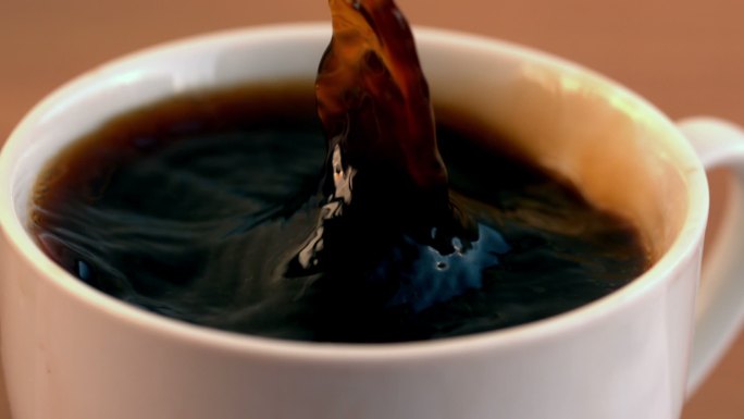 方糖落入一杯咖啡的慢镜头