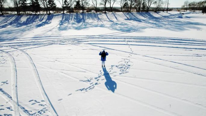 冬天雪地里跳跃的女孩