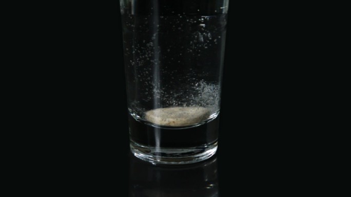 泡腾片在一杯水中慢动作