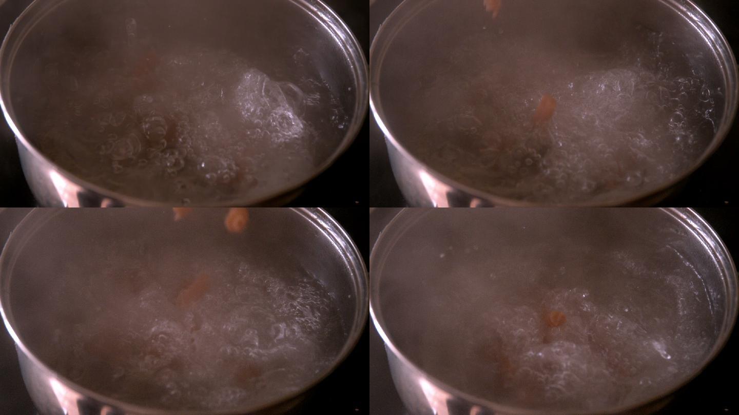 意大利面以慢动作落入装有沸水的炖锅中