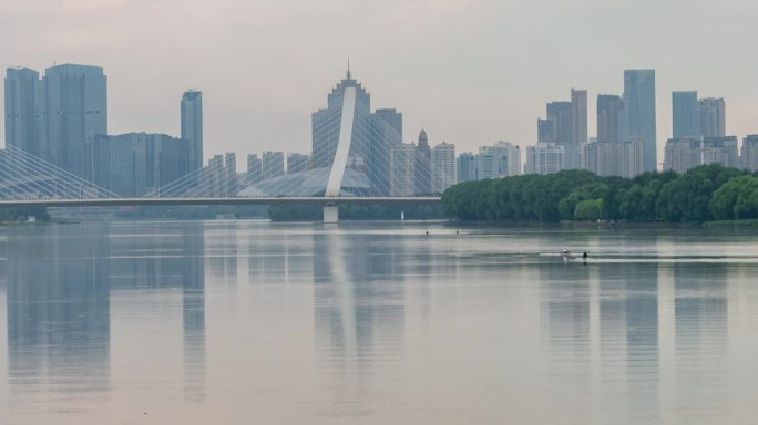 浑河岸边建筑和赛艇训练