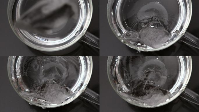 袋泡茶在慢镜头中落入玻璃杯