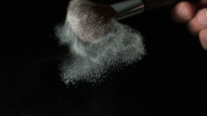 粉剂从化妆刷缓慢扩散