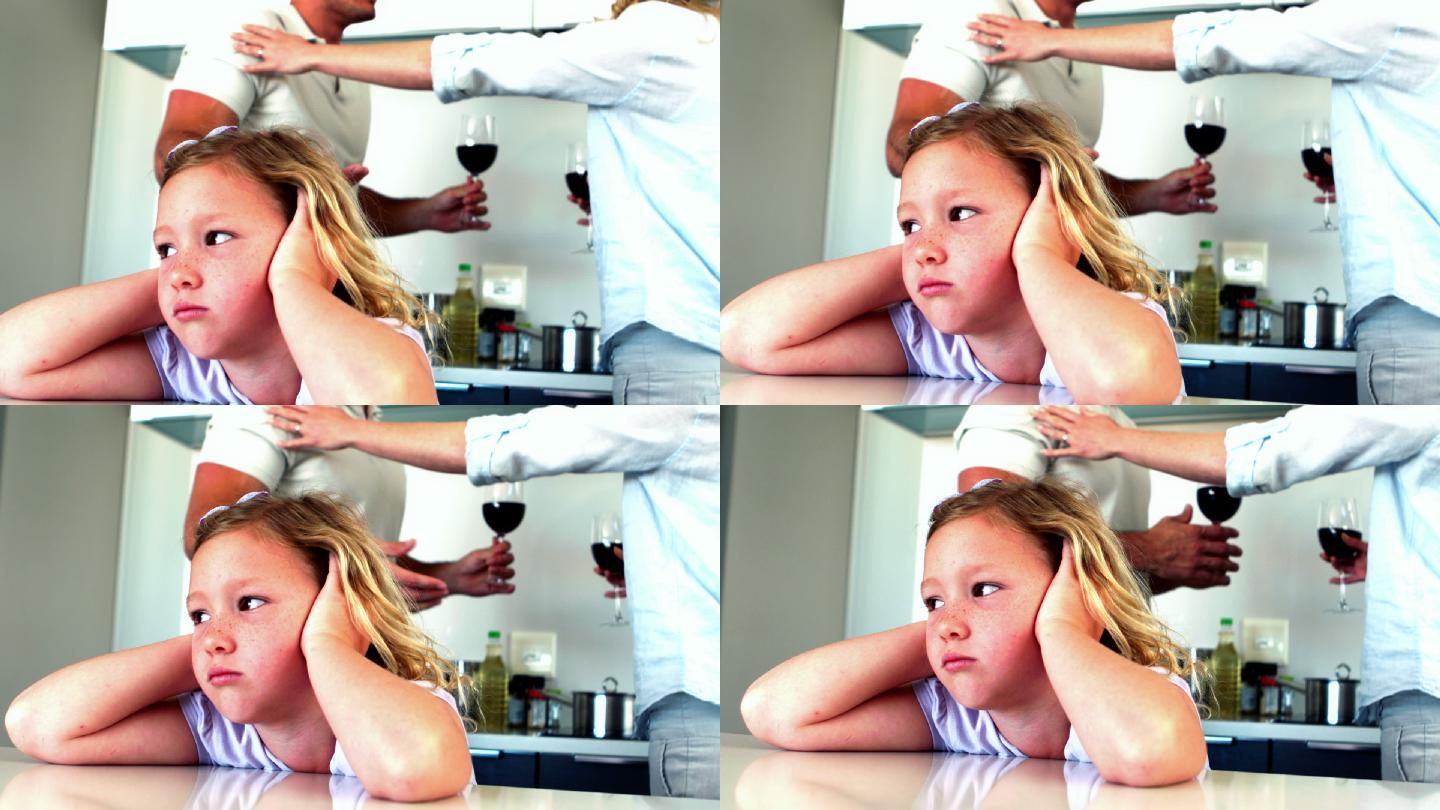 小女孩在慢镜头中屏蔽父母吵架的声音
