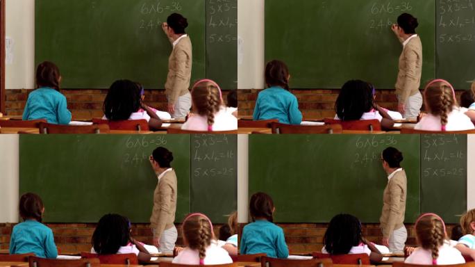老师在教室里用慢动作教年轻的学生数学
