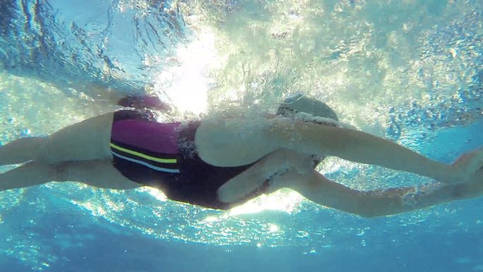 游泳运动员在游泳池游泳与go pro相机拍摄