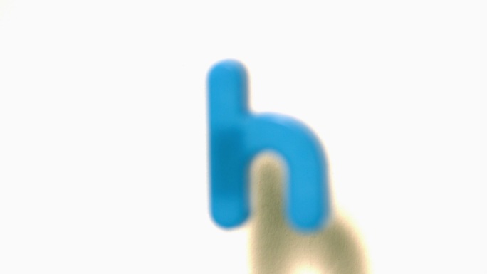 在慢镜头中，蓝色字母h从白色背景上脱离