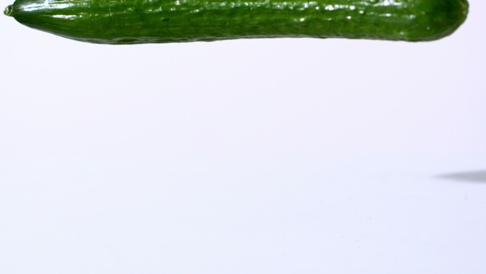 小胡瓜落在白色背景上的慢镜头