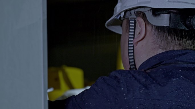 【原创】4K燃气公司工人雨中抢修设备素材
