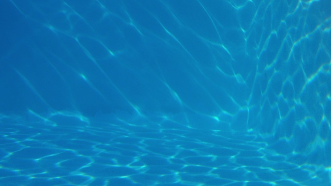 水下拍摄的蓝色游泳池的慢动作