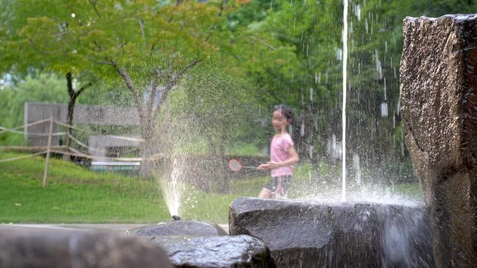 喷泉小孩玩水