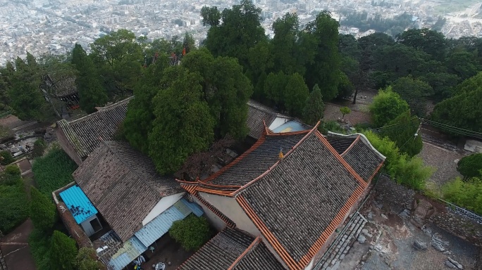 绿树环绕寺庙城市航拍