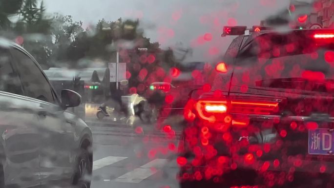 雨天大雨暴雨道路车辆交警车窗玻璃雨水