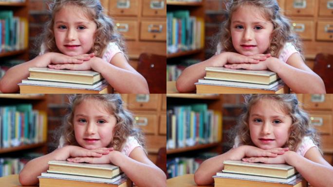 小学图书馆里的小女孩对着镜头微笑