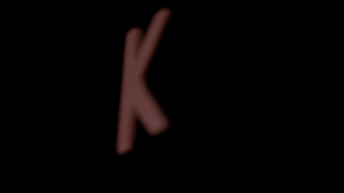 字母k在黑色背景上慢镜头上升