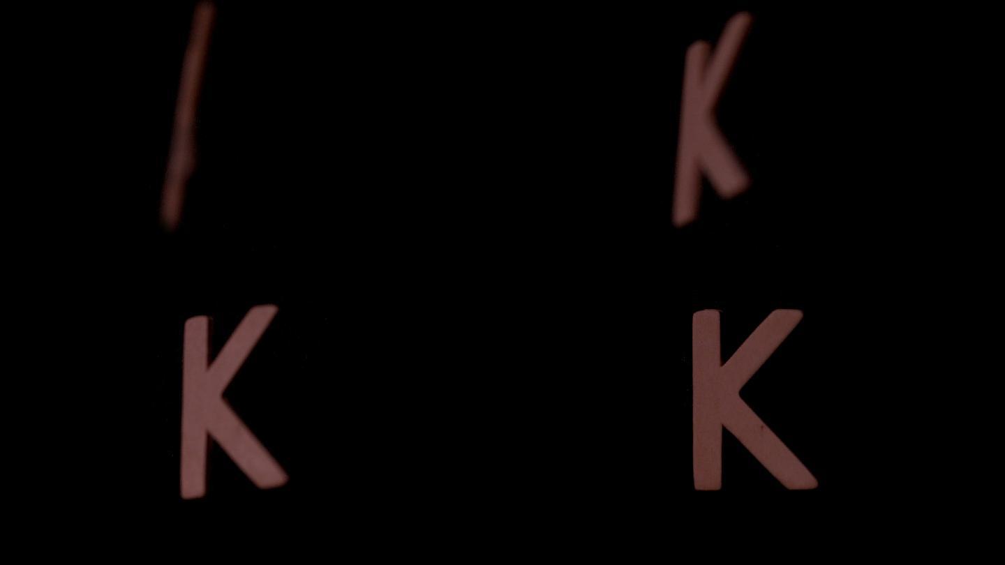 字母k在黑色背景上慢镜头上升