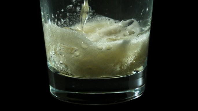 气泡维生素片在一杯水中慢动作