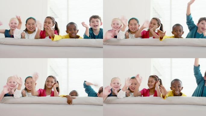 可爱的孩子们在客厅的沙发上对着镜头挥手微笑