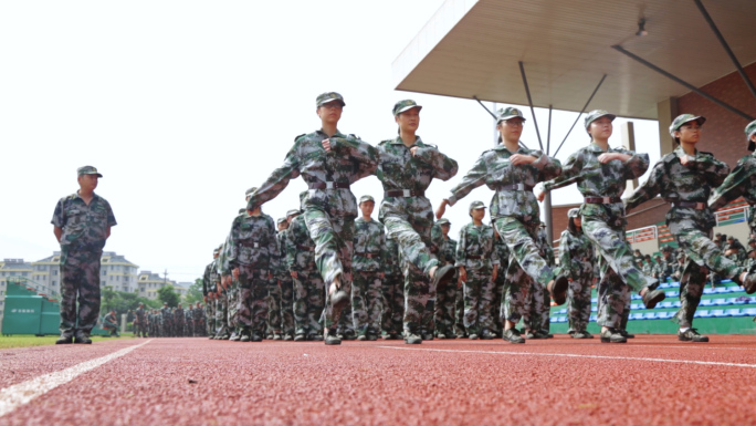 大学生军训，站军姿，左右转，踢正步，拉歌