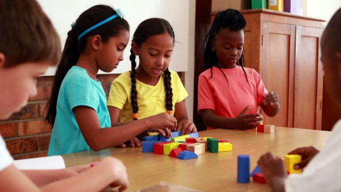 小学生们在小学教室里玩积木