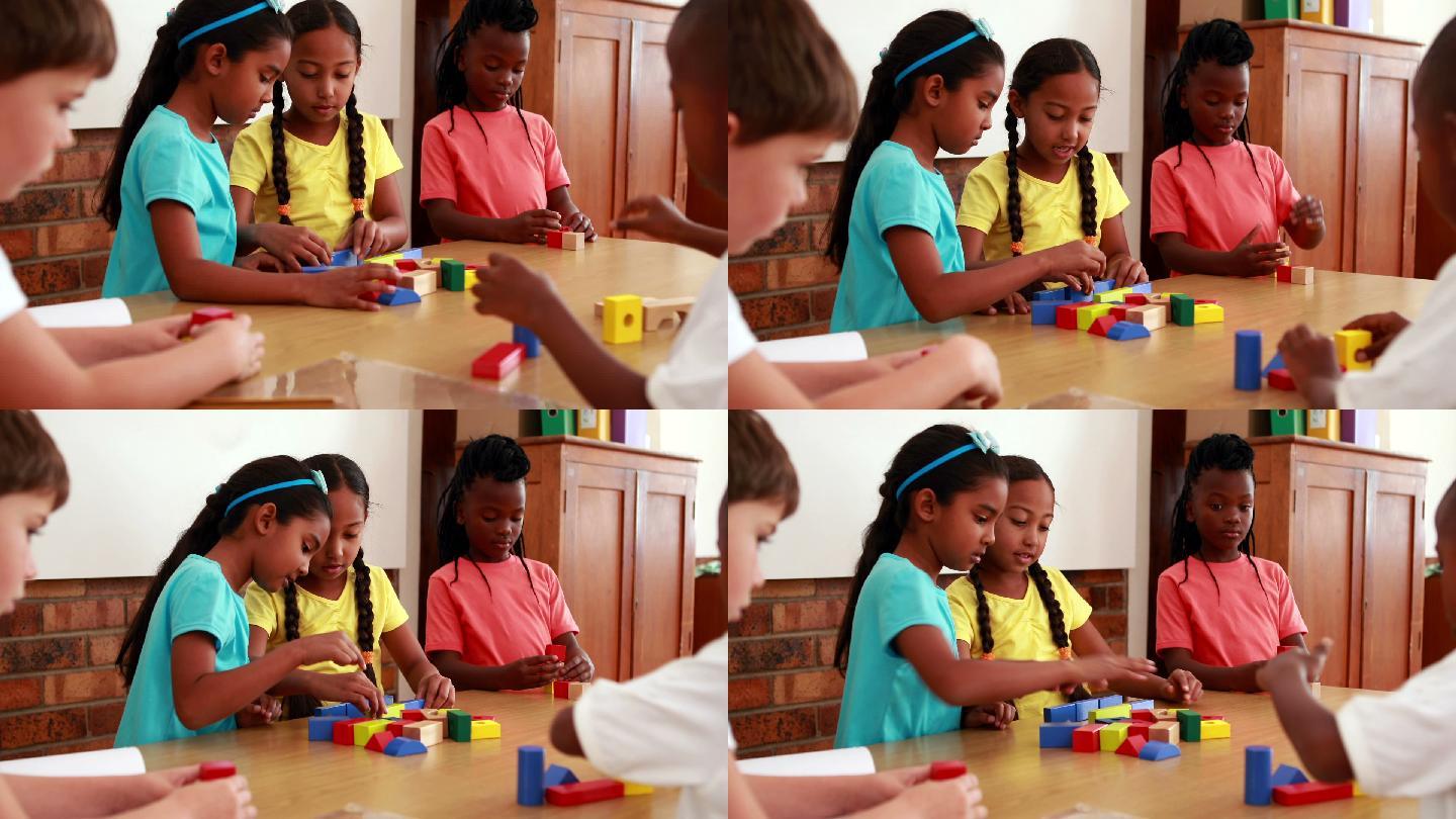 小学生们在小学教室里玩积木