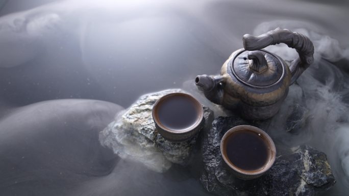 水面上的茶壶与茶杯
