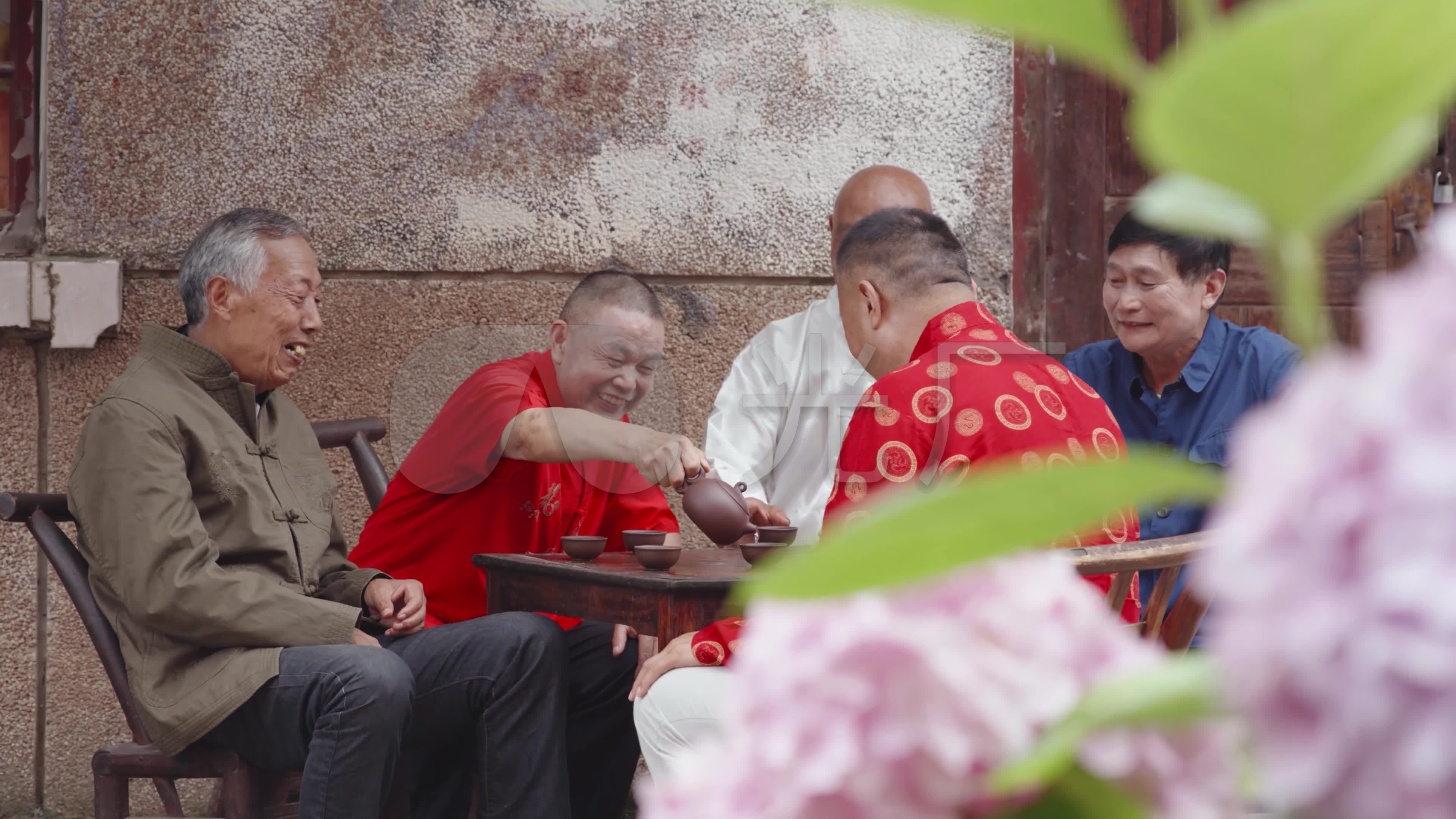 两位朋友在茶馆喝茶聊天-蓝牛仔影像-中国原创广告影像素材