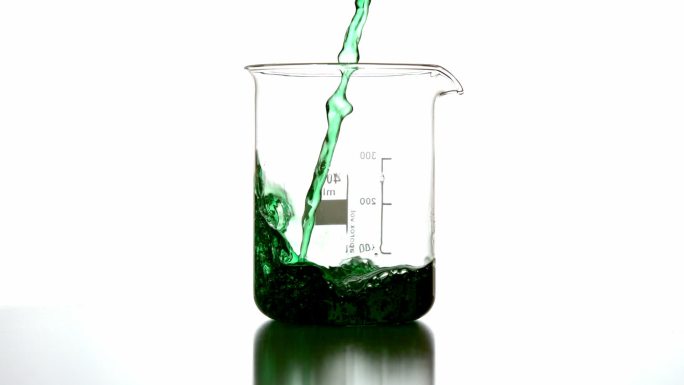 绿色液体慢动作注入烧杯