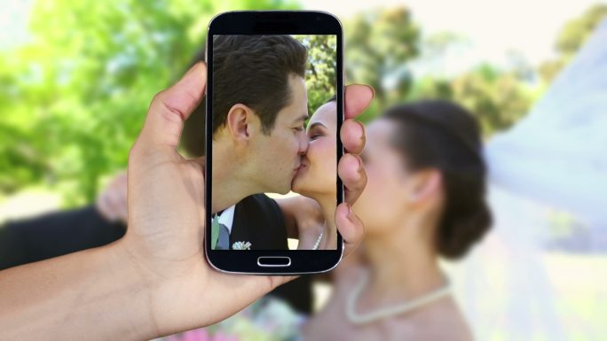 在智能手机屏幕蒙太奇上显示婚礼剪辑