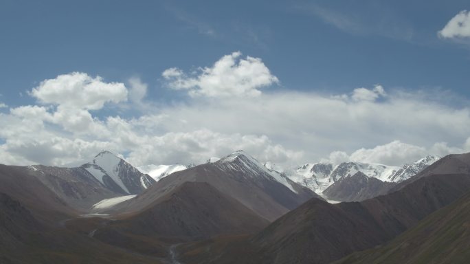 新疆 雪山  蓝天